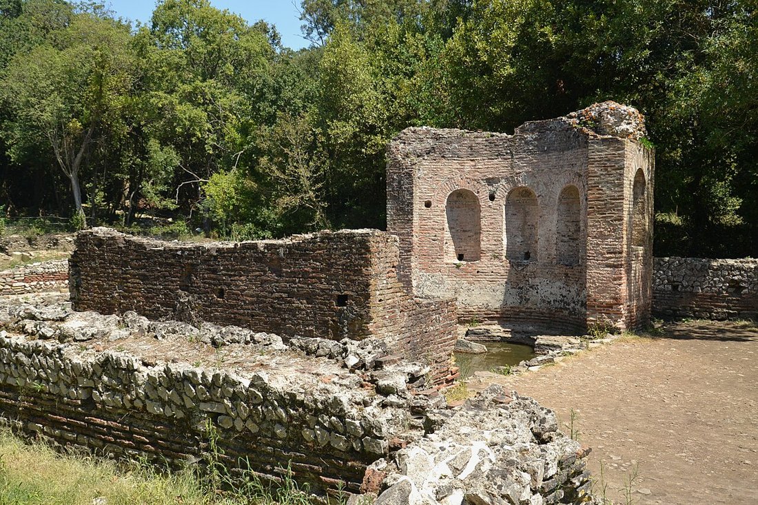 Ruinen des Triconchos-Palastes in Butrint (Südalbanien), im Küstenraum, den die Forschung mit Vagenetia verbindet