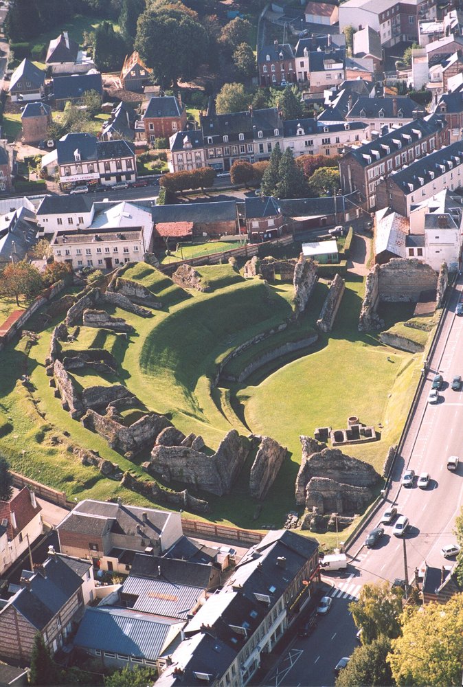 Lillebonne von oben: mitten im heutigen Stadtgebiet liegt der Halbrund des gallorömischen Theaters von Iuliobona, der Hauptstadt der Caleten