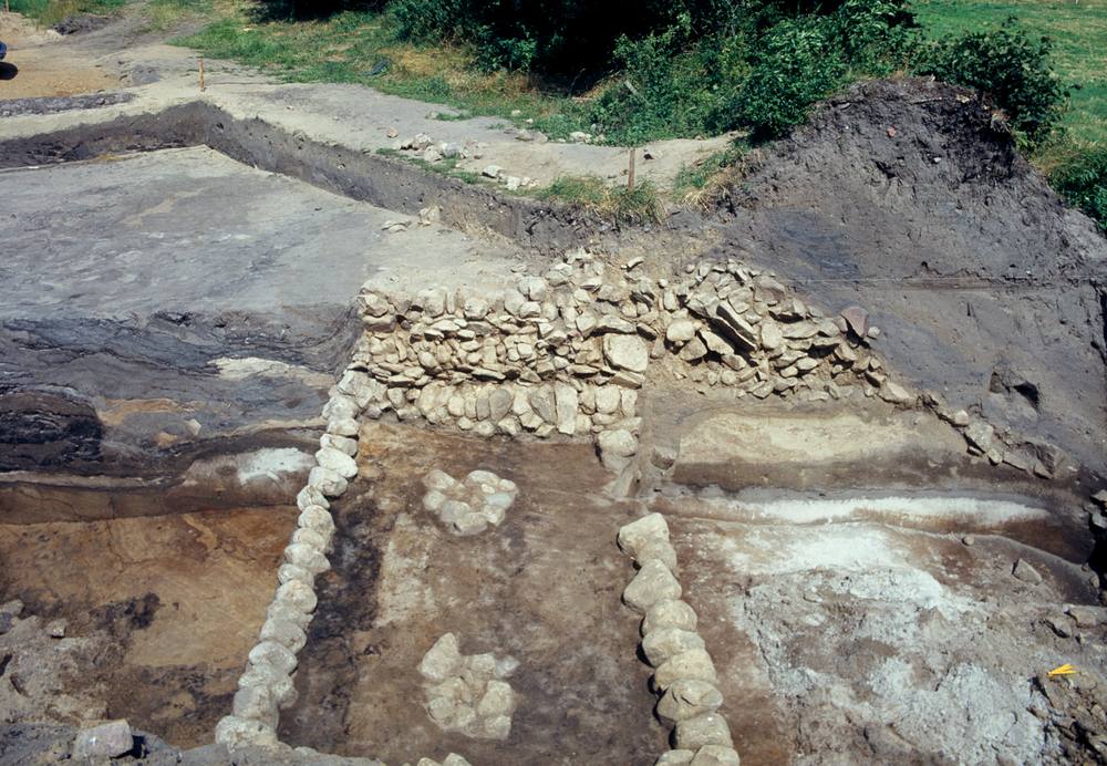 Grabungsfoto der Feldsteinmauer des Danewerks