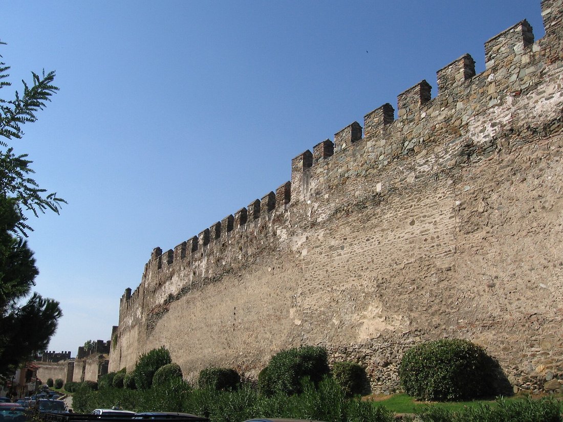 Die byzantinische Stadtmauer von Thessaloniki mit Zinnenkranz