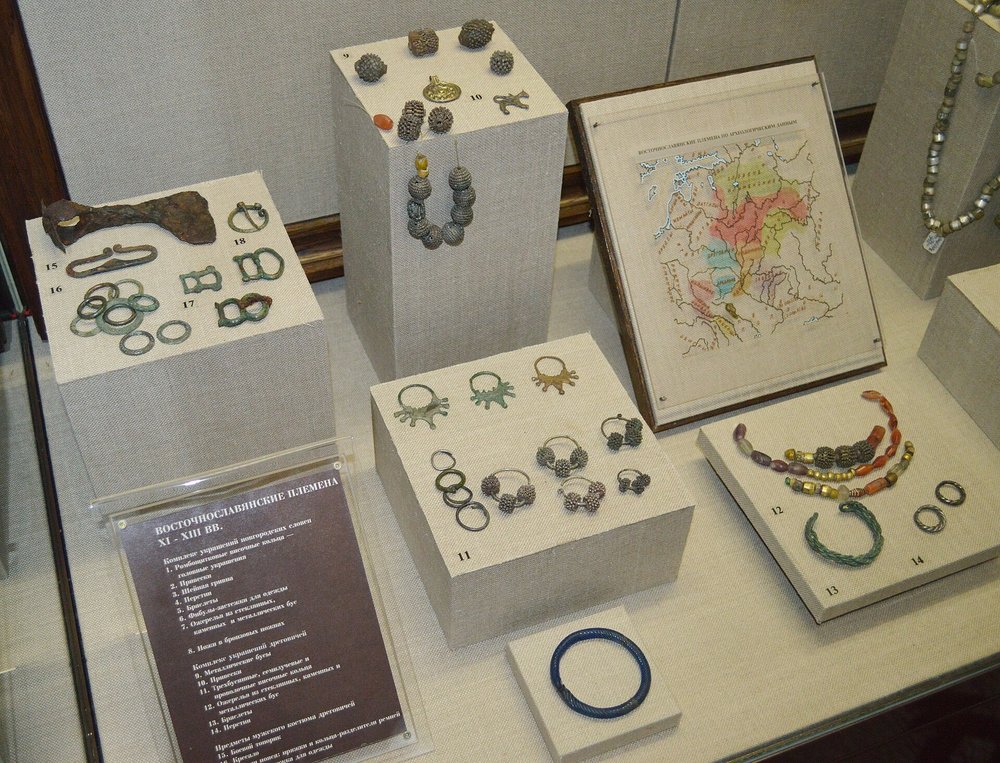 Vitrine mit Funden der Dregowitschen – granulierte Perlen, Schläfenringe, Beil, Schmuck