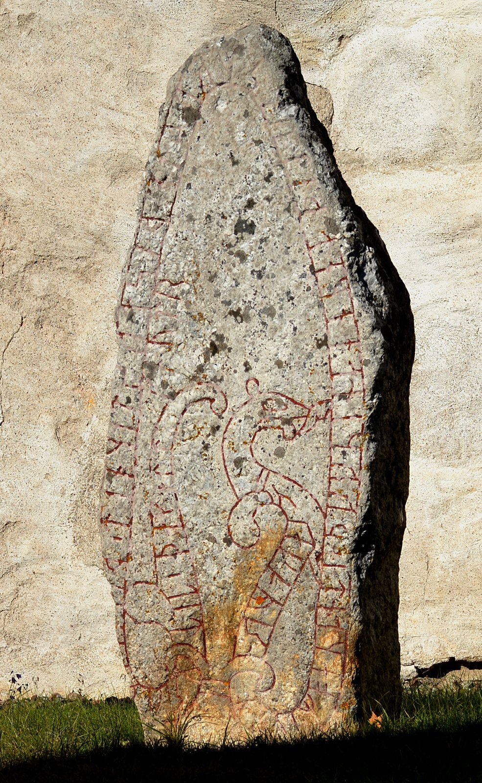 Runenstein U 344 bei der Kirche von Orkesta in Uppland