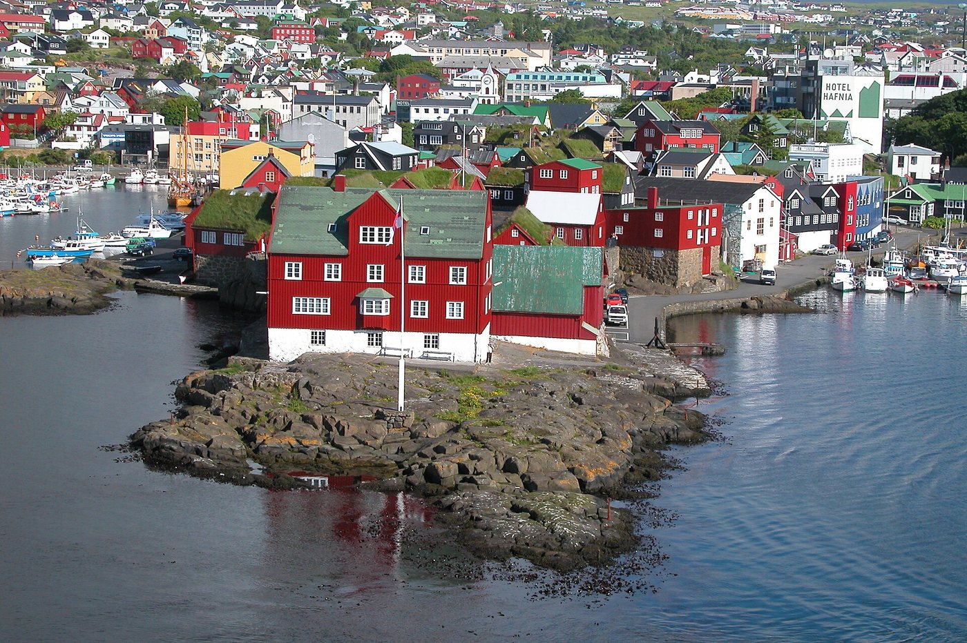 Die Landzunge Tinganes in Tórshavn mit roten Holzhäusern