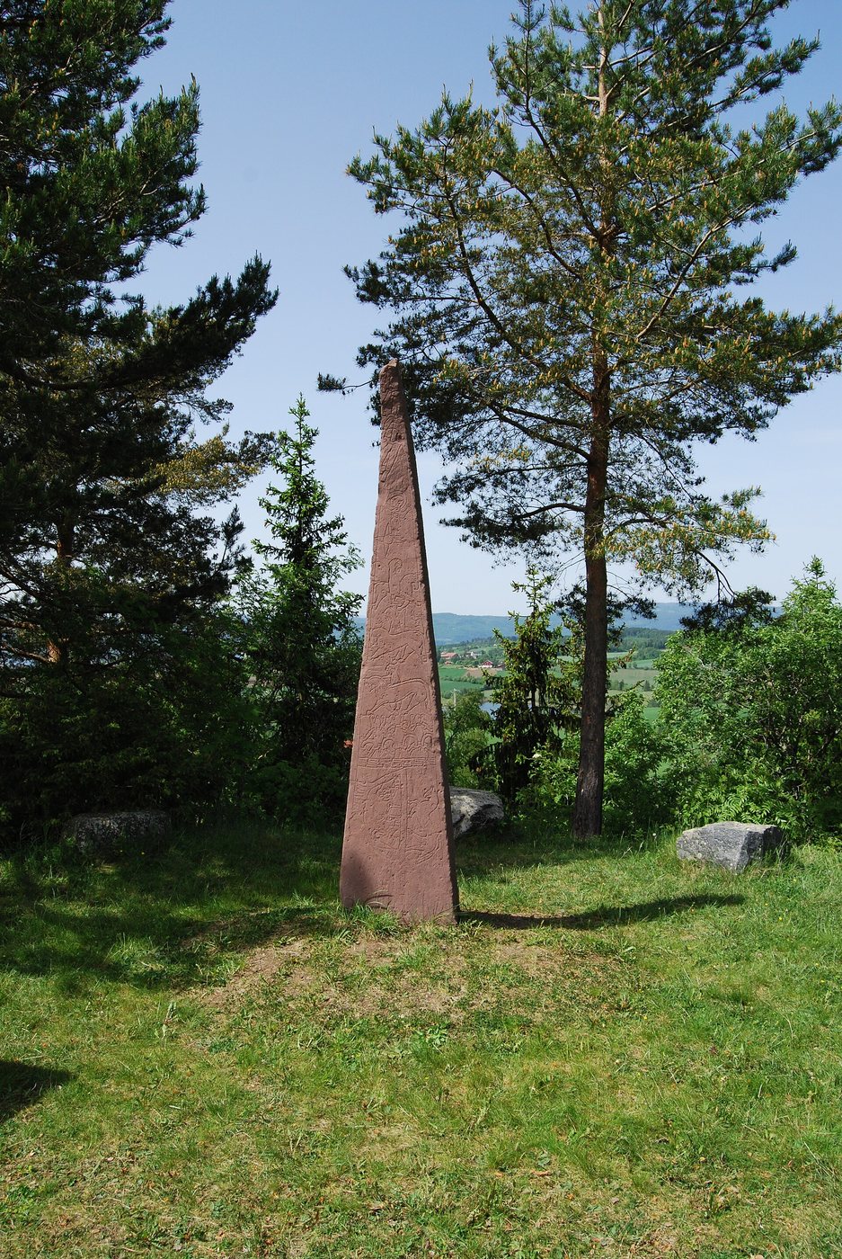 Der Dynna-Stein, gesetzt von Gunnvǫr für ihre Tochter Ástríðr, „das geschickteste Mädchen in Hadeland“. Aufnahme am Hadeland Folkemuseum; das Original befindet 