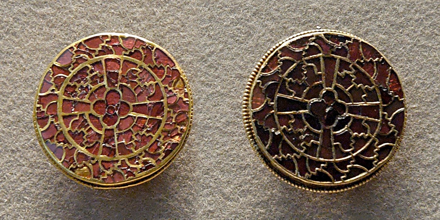 Goldene Scheibenfibeln mit Granateinlagen aus dem Grab der Königin Arnegunde