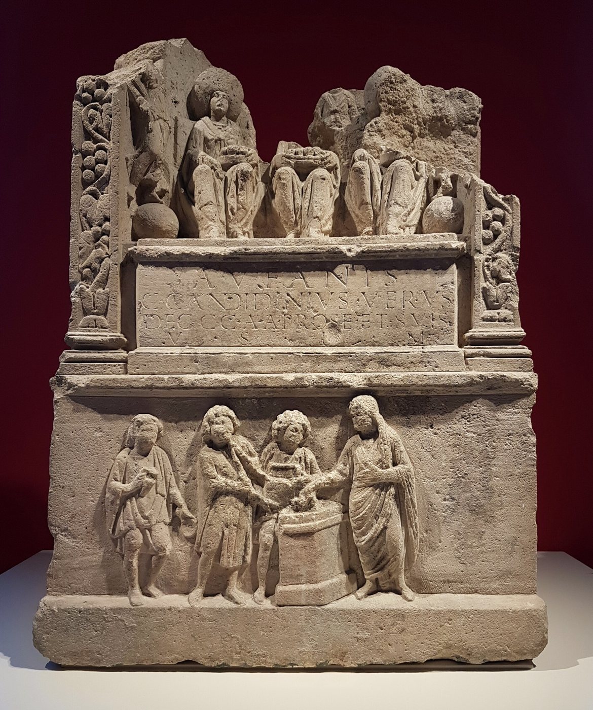 Matronenaltar vom Bonner Münster im Rheinischen Landesmuseum Bonn: drei Muttergottheiten, die äußeren mit großen Hauben, darunter eine Opferszene.