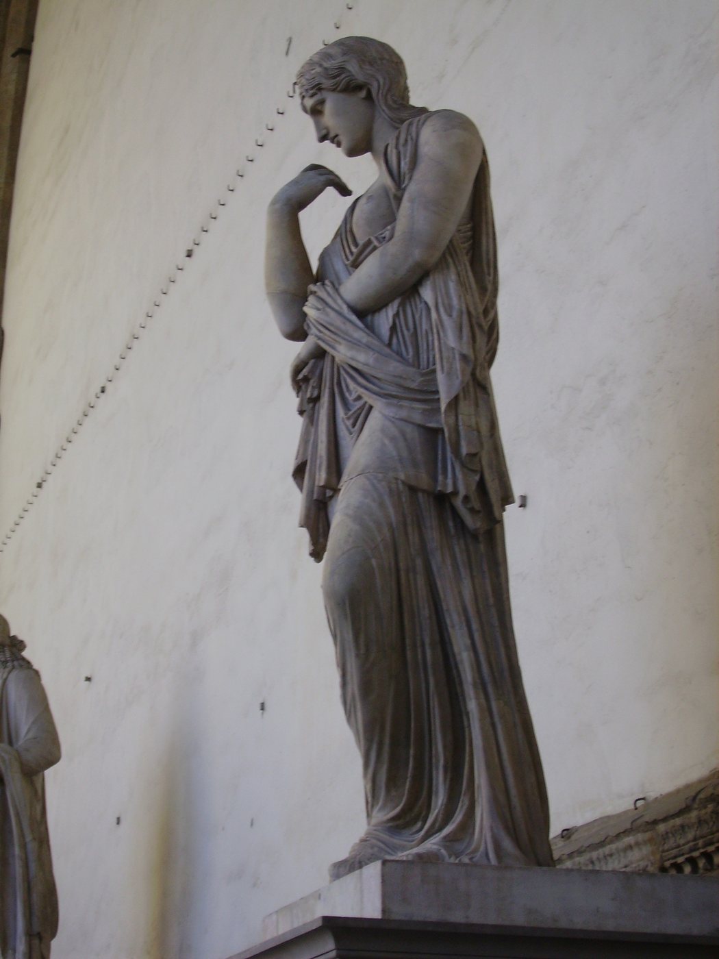 Römische Statue einer gefangenen Barbarin in der Loggia dei Lanzi, Florenz, seit Langem „Thusnelda“ genannt. Ob sie wirklich Thusnelda darstellt, ist nicht bele