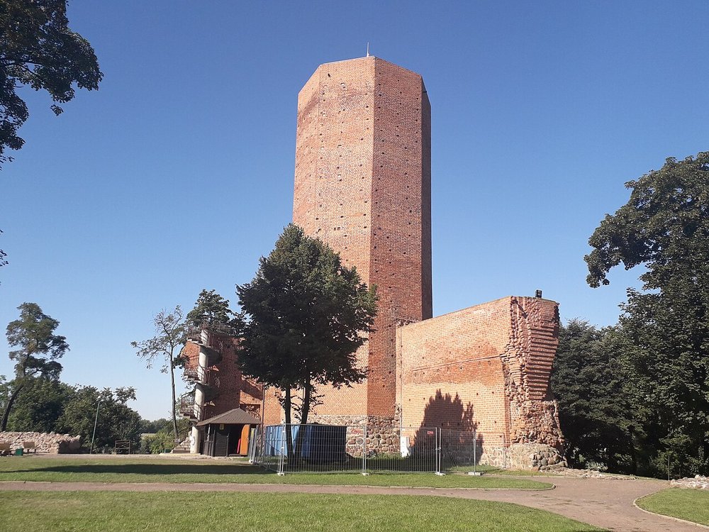 Gotischer Backsteinturm der Mysia Wieża am Ufer des Goplo-Sees in Kruszwica