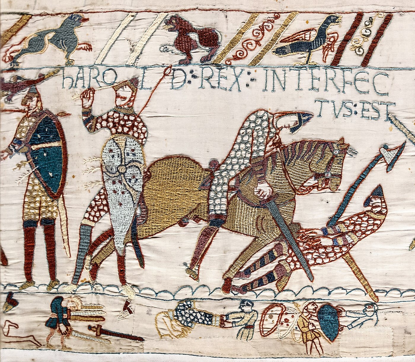 Szene 57 des Teppichs von Bayeux mit der Inschrift HIC HAROLD REX INTERFECTUS EST