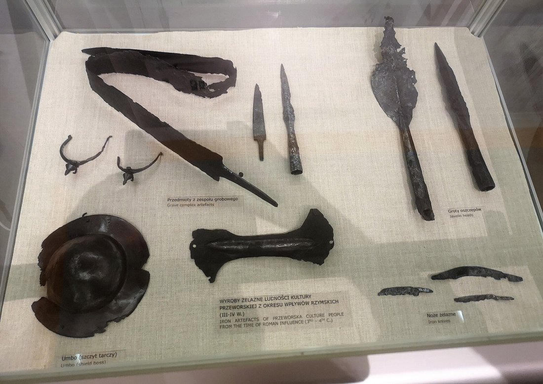 Eisenfunde der Przeworsk-Kultur in einer Museumsvitrine
