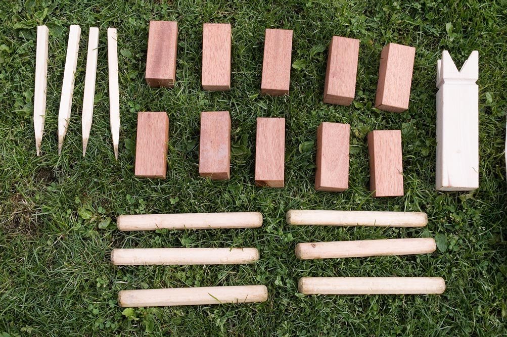 Ein Kubb-Spielset aus Holz: König, Kubbs und Wurfhölzer