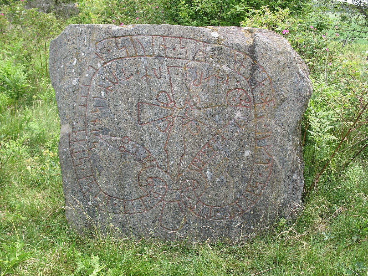 Runenstein Sö 198 von Mervalla mit Schlangenband und Kreuz