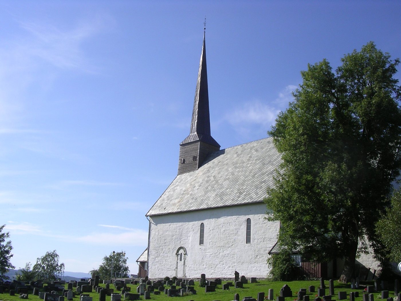 Die weiße mittelalterliche Steinkirche von Mære im Trøndelag