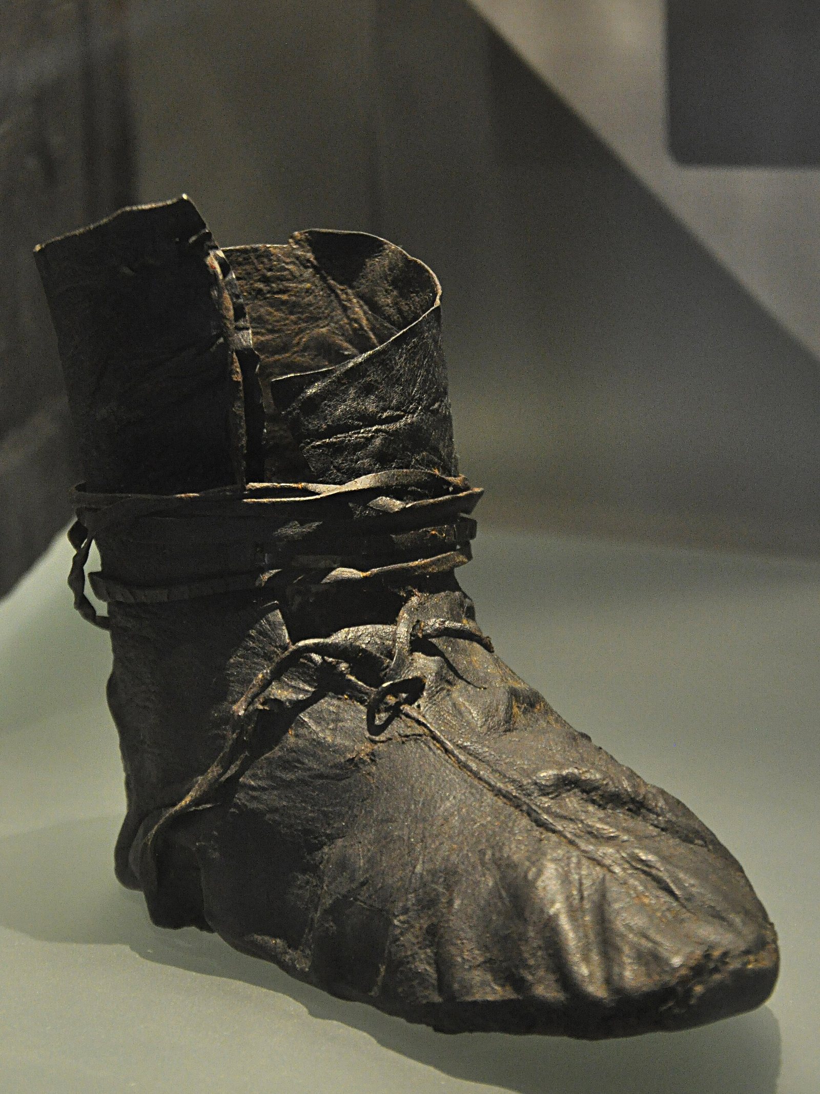 Lederhandwerk der Wikinger: Schuhe, Gürtel & Scheiden