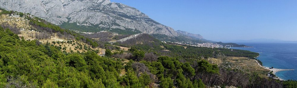 Küste bei Makarska mit dem Biokovo-Gebirge im Hintergrund