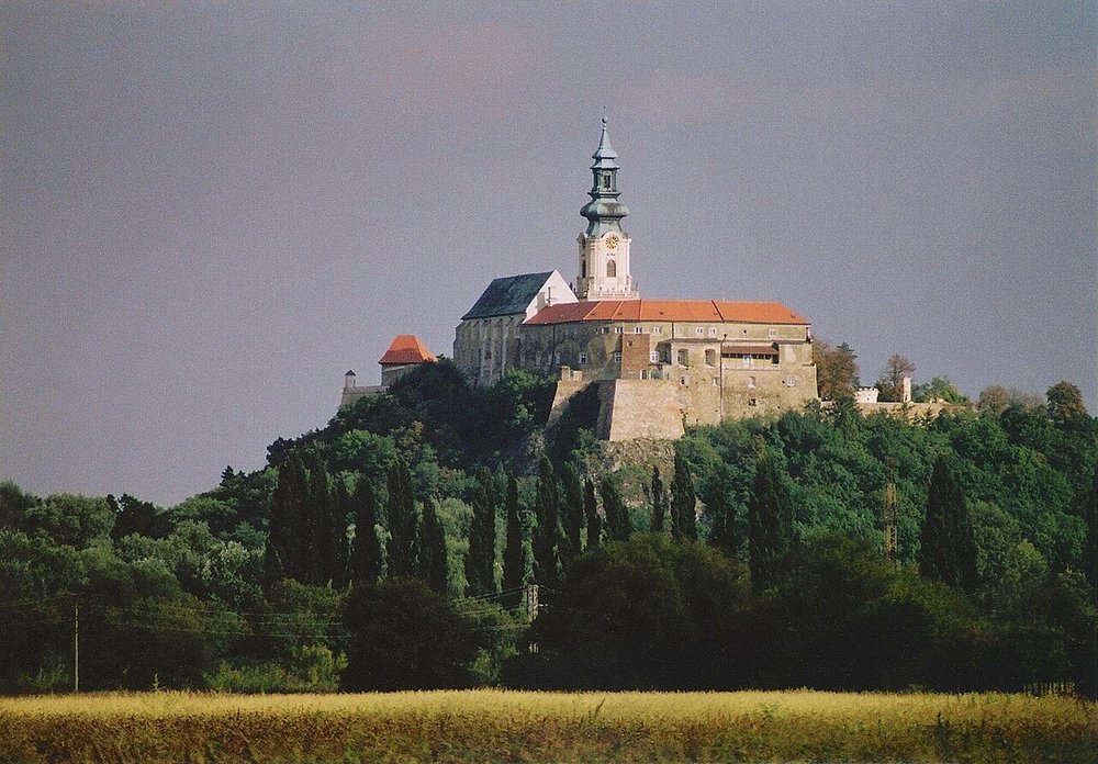 Burgberg von Nitra mit Befestigung und Kathedrale über der Stadt