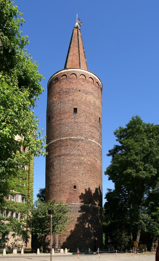 Der Piastenturm in Oppeln, ein runder Backsteinturm mit spitzem Dach