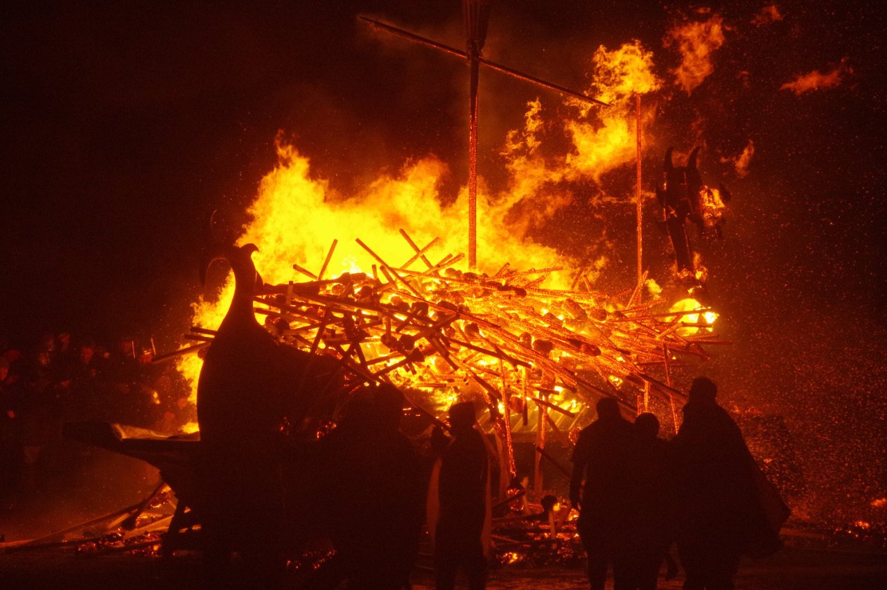 Die Galeere brennt nach dem Fackelzug von Up Helly Aa in Lerwick