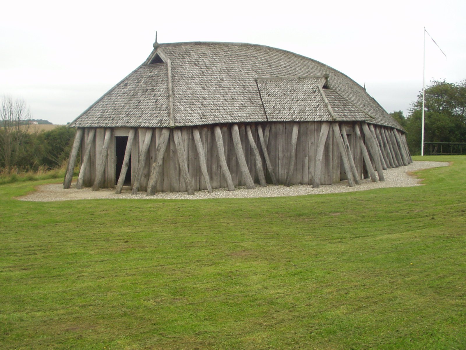 Das Wikinger-Langhaus – Bauweise, Größe und Leben zwischen Langfeuer, Wandbank und Stall
