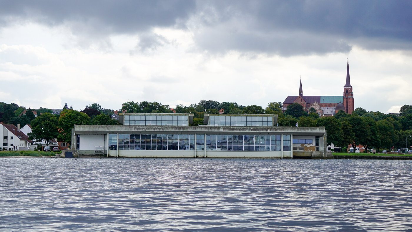 Das Wikingerschiffsmuseum Roskilde am Ufer des Roskilde Fjords, dahinter der Dom