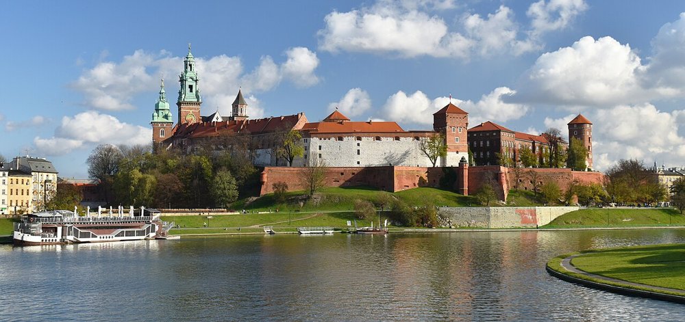 Der Wawelhügel mit Burg über der Weichsel in Krakau