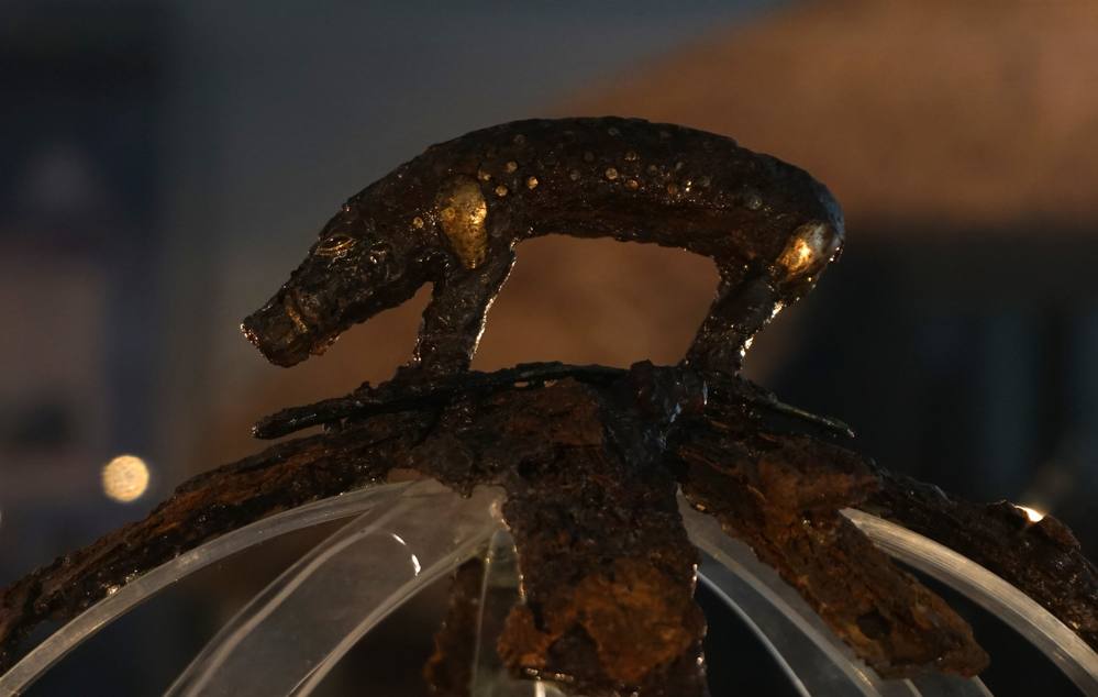 Nahaufnahme der Eberfigur auf dem Kamm des Helms von Benty Grange