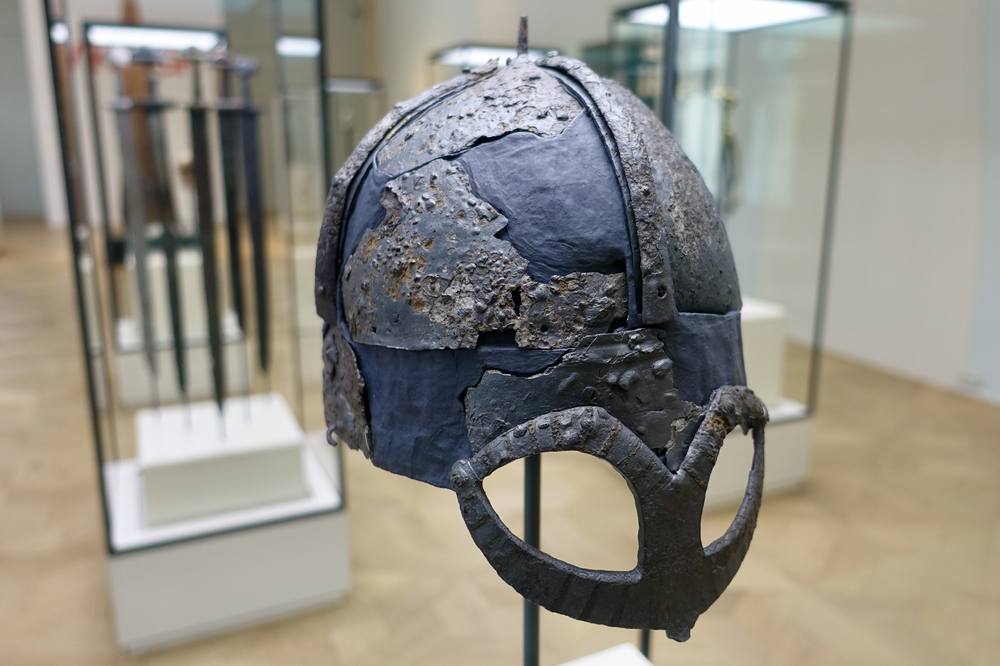 Der Gjermundbu-Helm, der einzige weitgehend erhaltene Wikingerhelm, eine Eisenkalotte mit Augenmaske