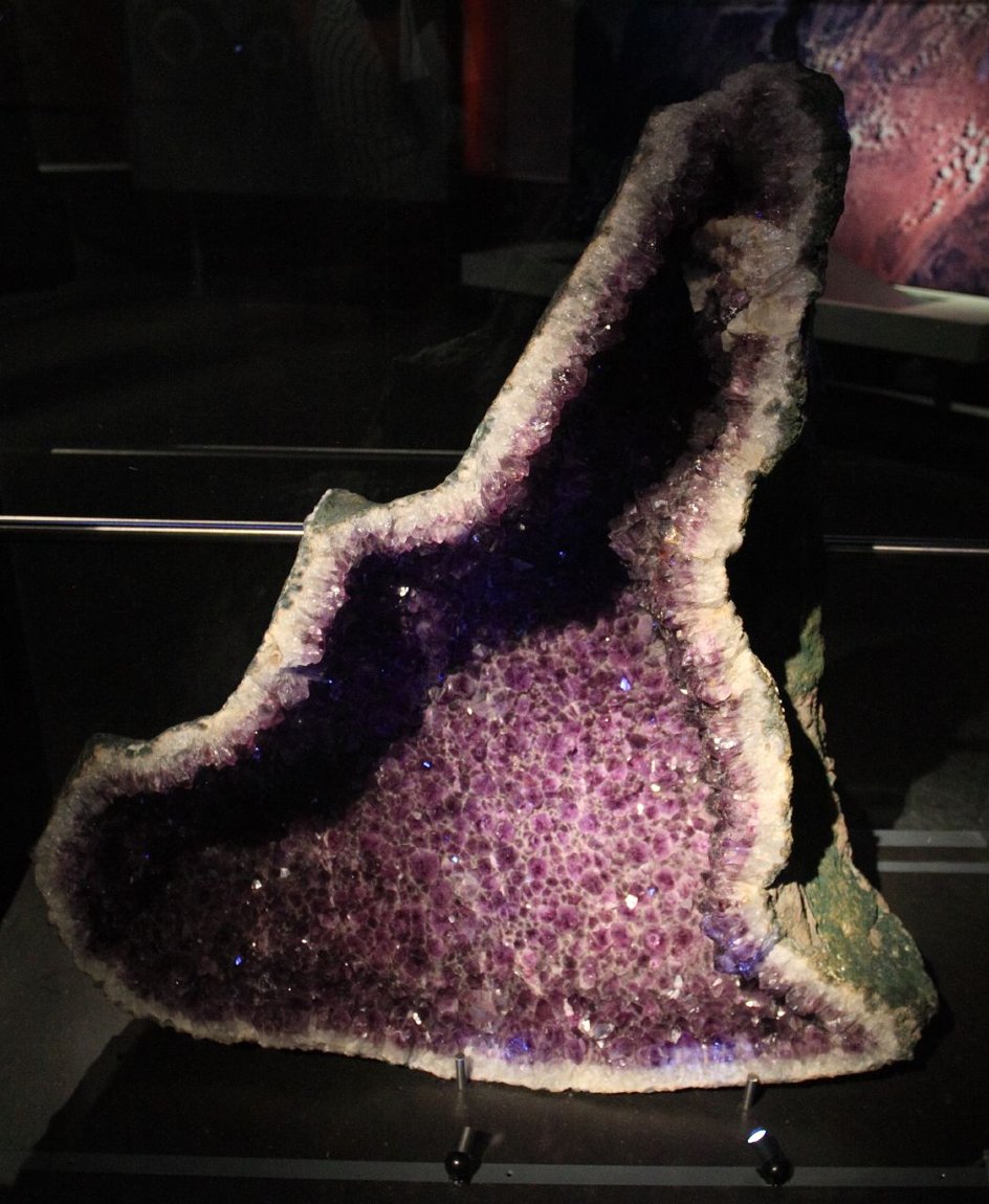 Amethyst-Druse aus violettem Quarz.