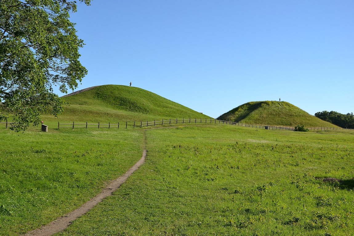Die Königshügel von Gamla Uppsala — einer der bekanntesten nordischen Kult- und Versammlungsorte.
