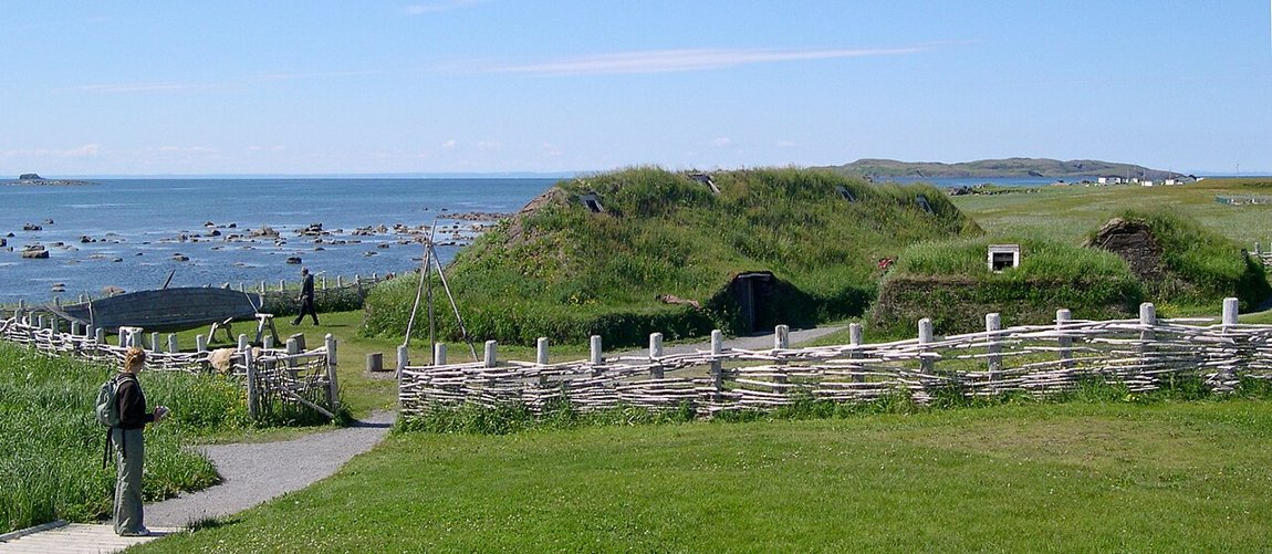 Die rekonstruierten Torfhäuser von L’Anse aux Meadows (Neufundland) — der einzige gesicherte Wikingerplatz in Nordamerika.