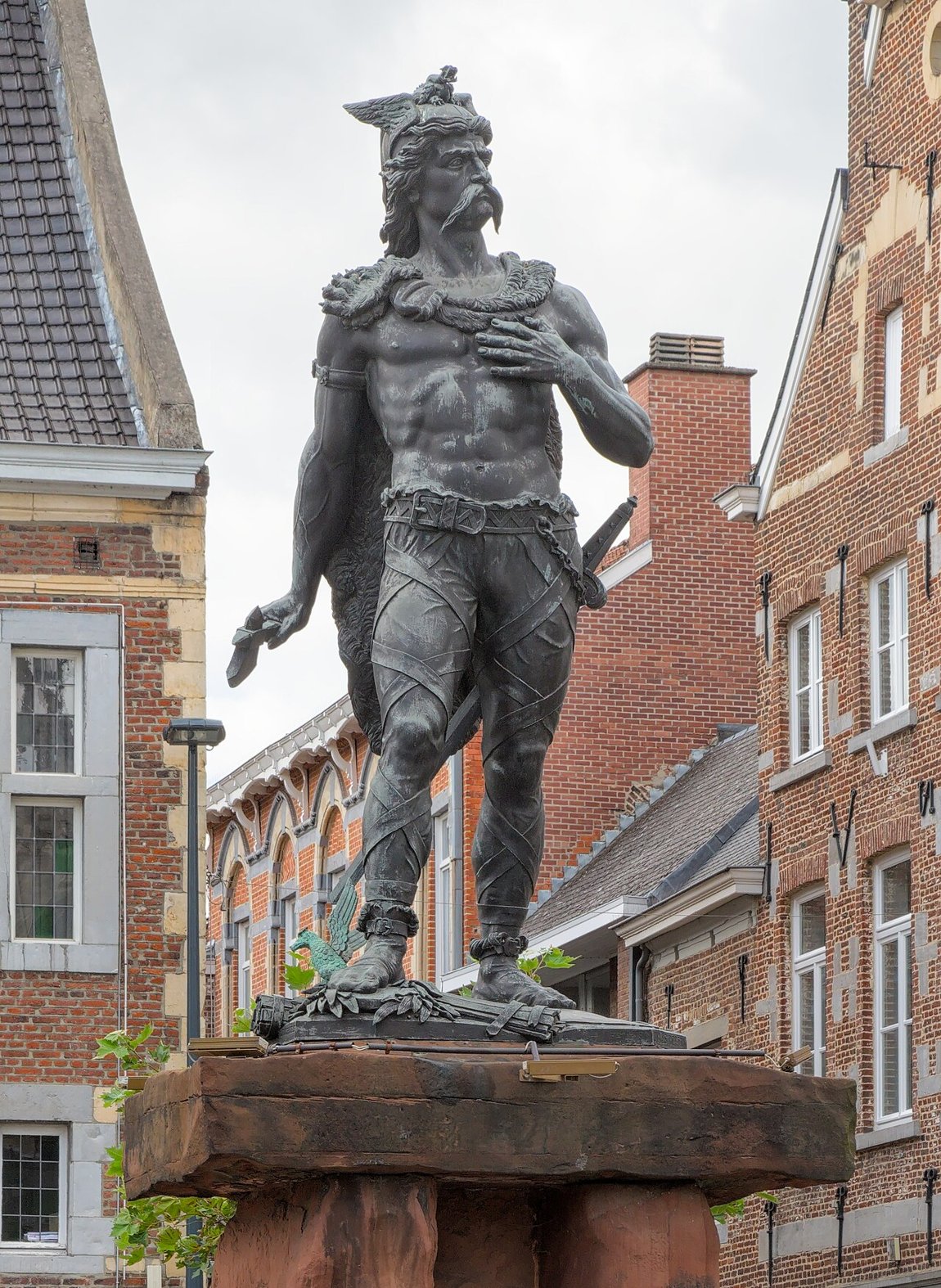Ambiorix-Statue auf dem Grote Markt in Tongeren — Denkmal des 19. Jahrhunderts für den Fürsten der Eburonen, der Caesar 54 v. Chr. eine Legion vernichtete.