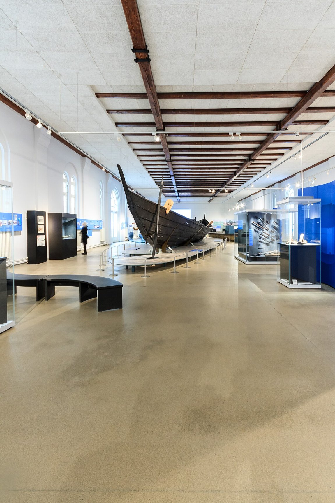 Das Nydam-Boot (um 320 n. Chr.) im Schloss Gottorf — ein Ruderschiff der Völkerwanderungszeit, Jahrhunderte vor den Wikingern.