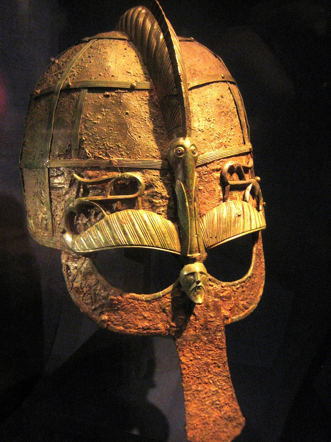Prunkhelm aus einem Bootgrab der Vendelzeit (7. Jh.) — Elitewaffe mit Augenbrauen- und Wangenschutz, kein Hörnerhelm.
