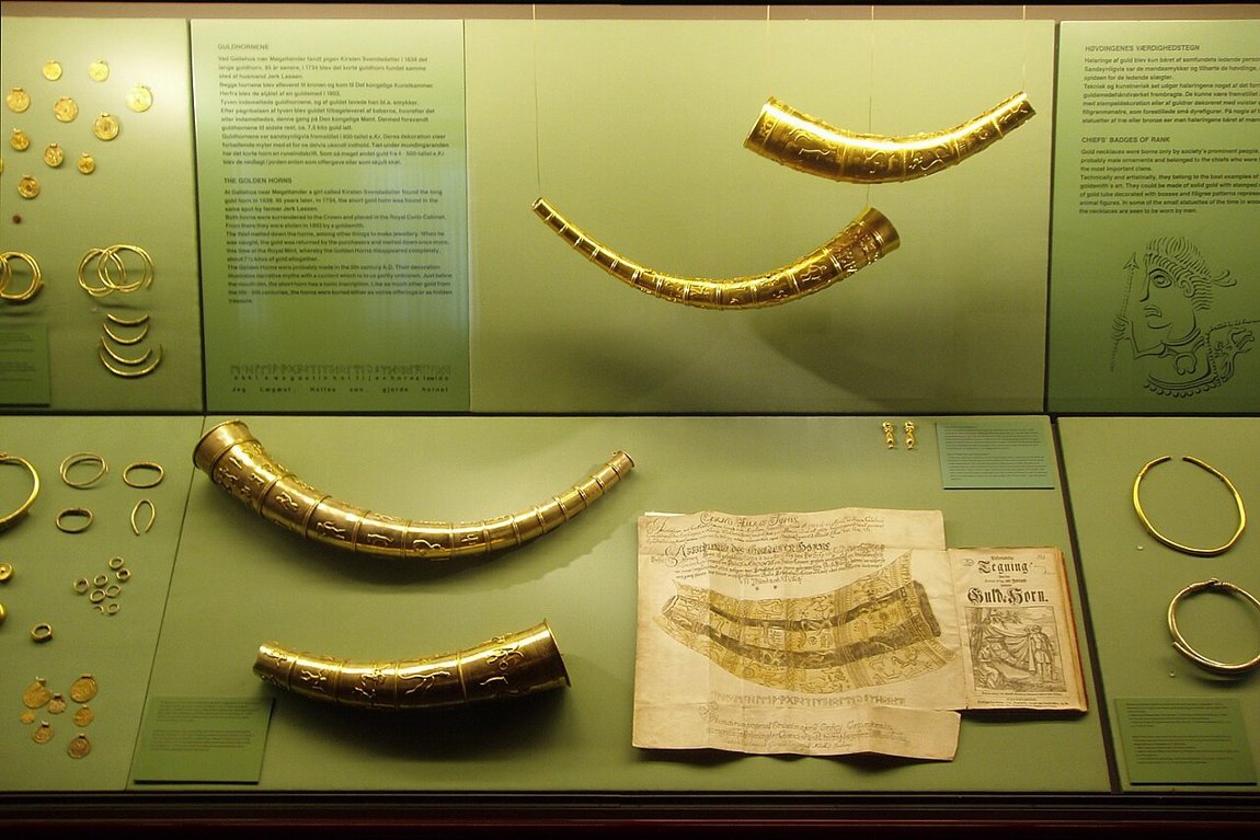 Die Goldhörner von Gallehus (Nachbildungen, Nationalmuseet Kopenhagen) — ihre Runeninschrift zählt zu den ältesten germanischen Sprachdenkmälern.