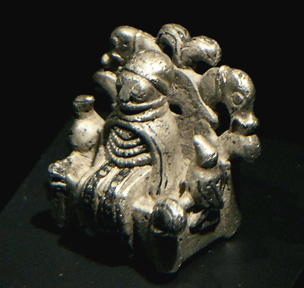 Die Silberfigur von Lejre (Dänemark, um 900) — oft als Odin auf dem Hochsitz Hliðskjálf gedeutet.