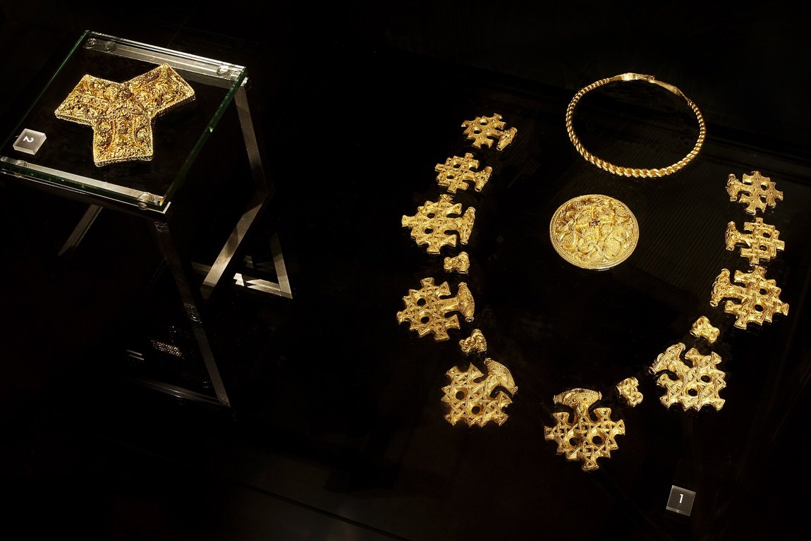 Wikingerzeitlicher Goldschmuck aus dem Hiddensee-Schatz (Ausstellung im Nationalmuseum Kopenhagen).