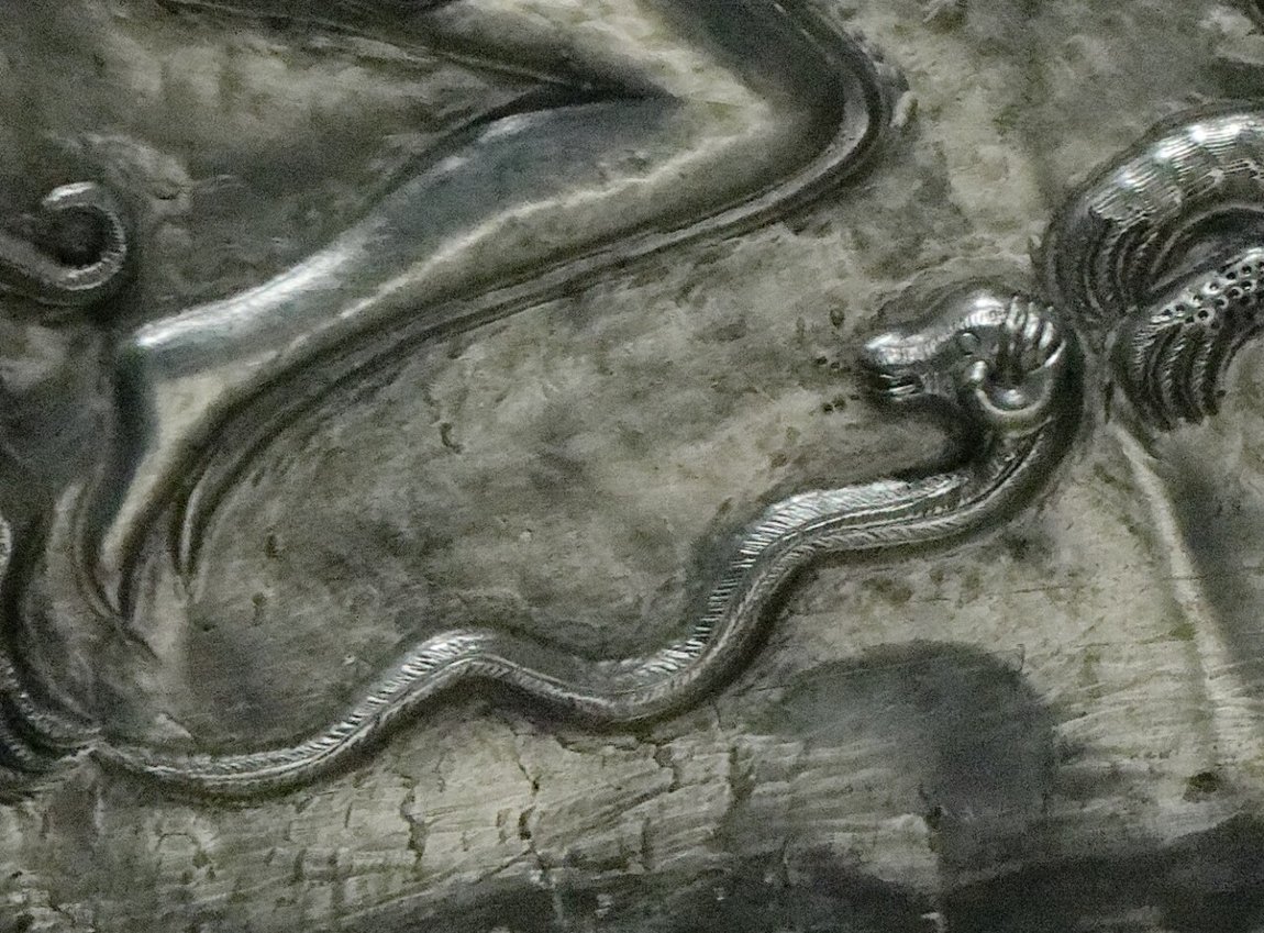 Detail des Kessels von Gundestrup (Platte C) mit gehörnter Schlange — Tiere trugen im Kult sinnbildliche Bedeutung.