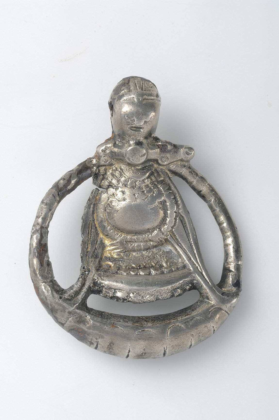 Silberanhänger einer Frauengestalt mit Trinkhorn — oft als Walküre oder Freyja gedeutet (Historiska museet).