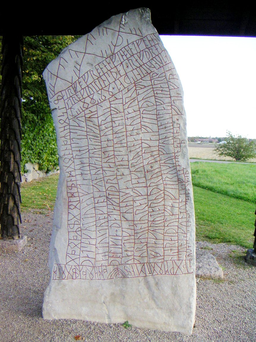 Der Rök-Stein in Östergötland — die längste bekannte Runeninschrift.