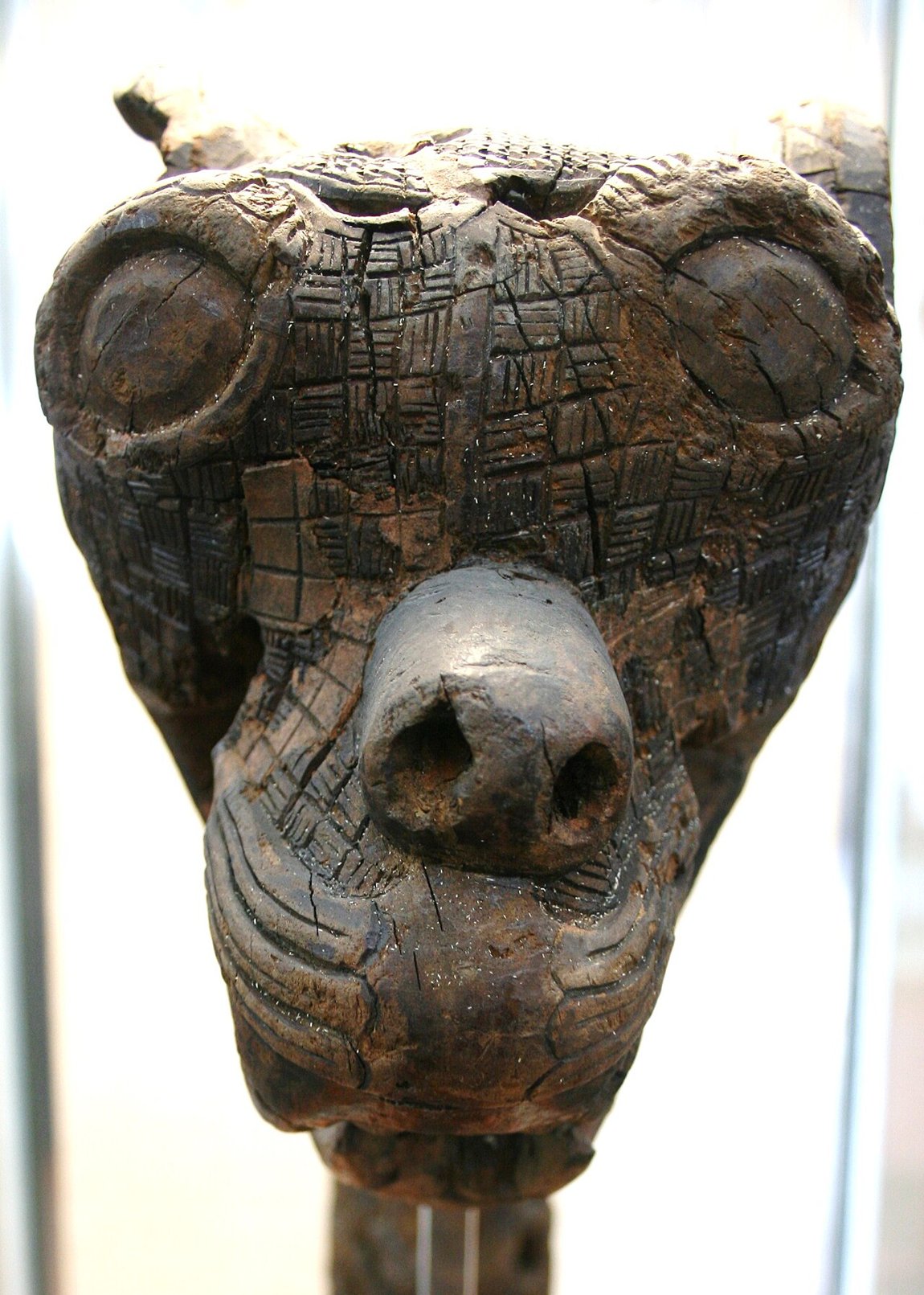Geschnitzter Tierkopf aus dem Schiffsgrab von Oseberg — Höhepunkt wikingerzeitlicher Holzkunst.