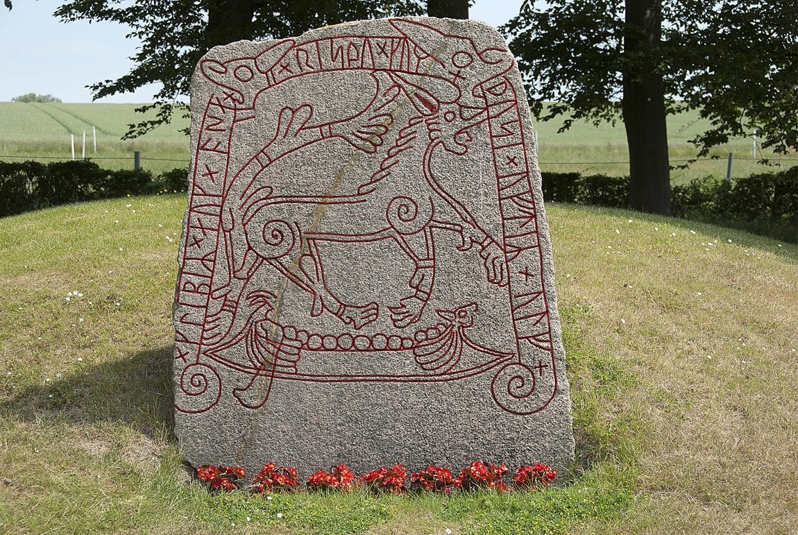 Der Runenstein von Tullstorp (Schonen) — ein Wolf und ein Schiff, oft als Ragnarök-Bild gedeutet.