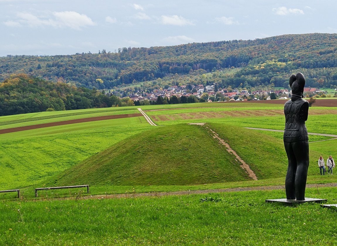 Rekonstruierter keltischer Grabhügel am Glauberg