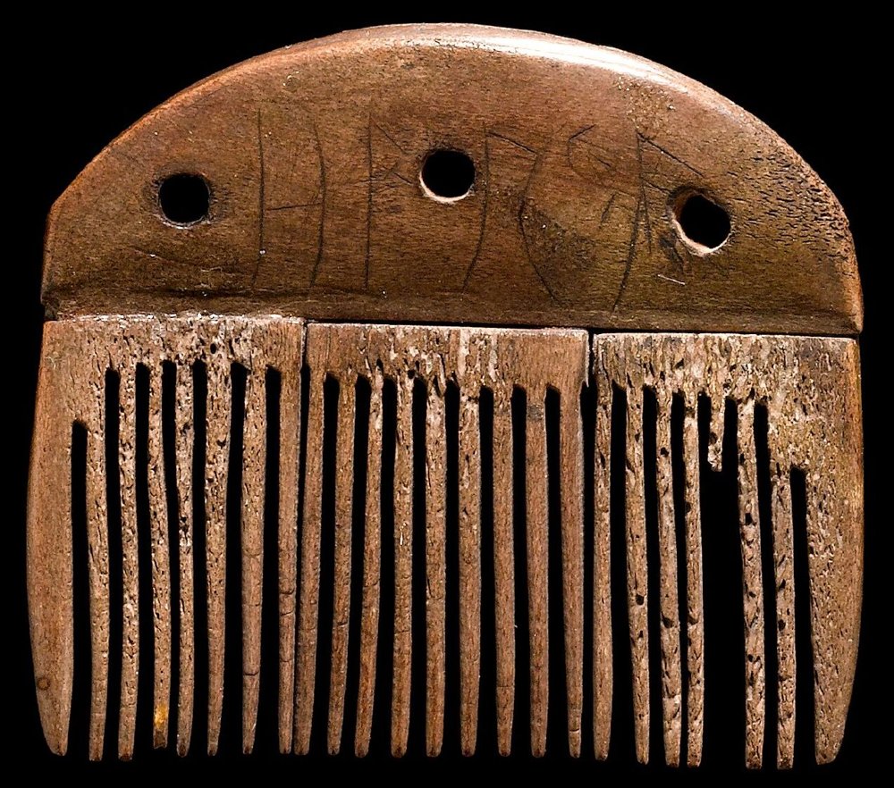 Kamm von Vimose mit Runeninschrift harja