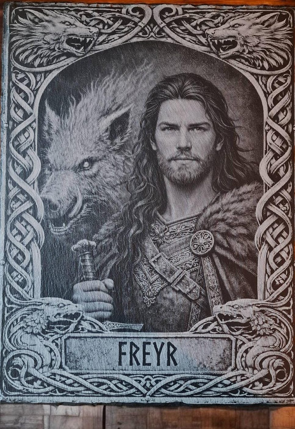 Lasergravierte Schieferplatte &bdquo;Freyr&ldquo; aus der Ahnenreihe von Glanz & Gravur