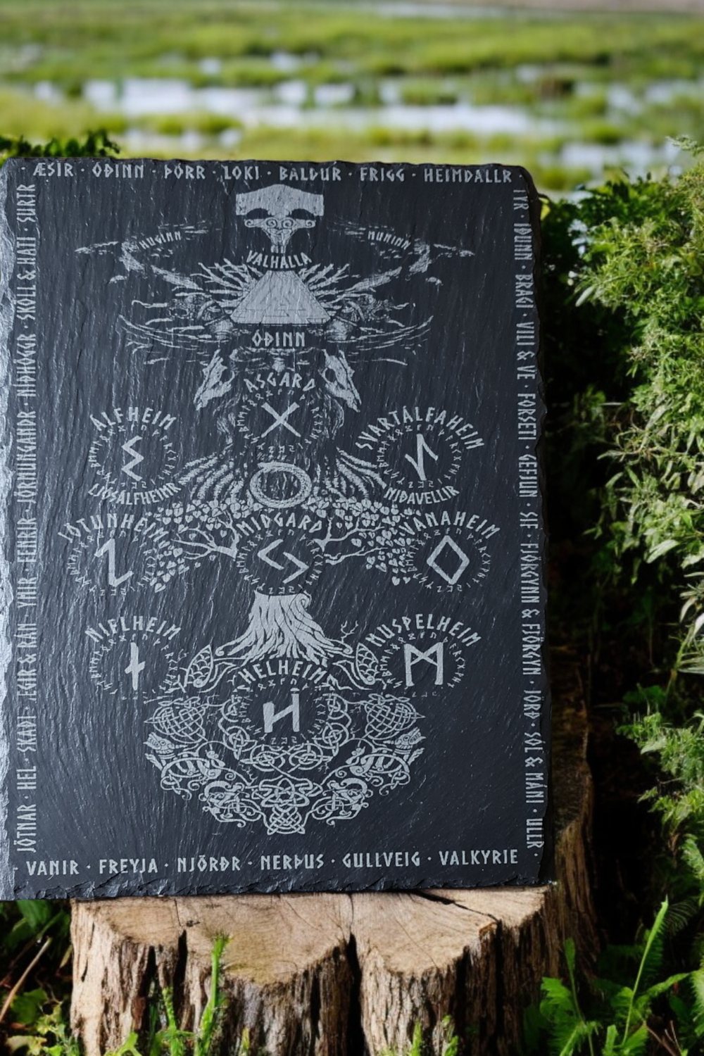 Lasergravierte Schieferplatte mit den Neun Welten von Glanz & Gravur