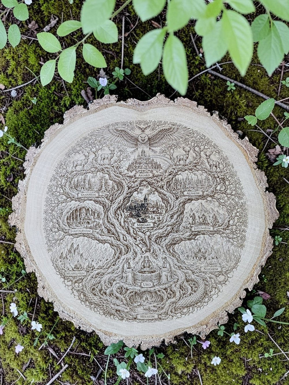 Lasergravierte Baumscheibe mit Yggdrasil-Motiv von Glanz & Gravur