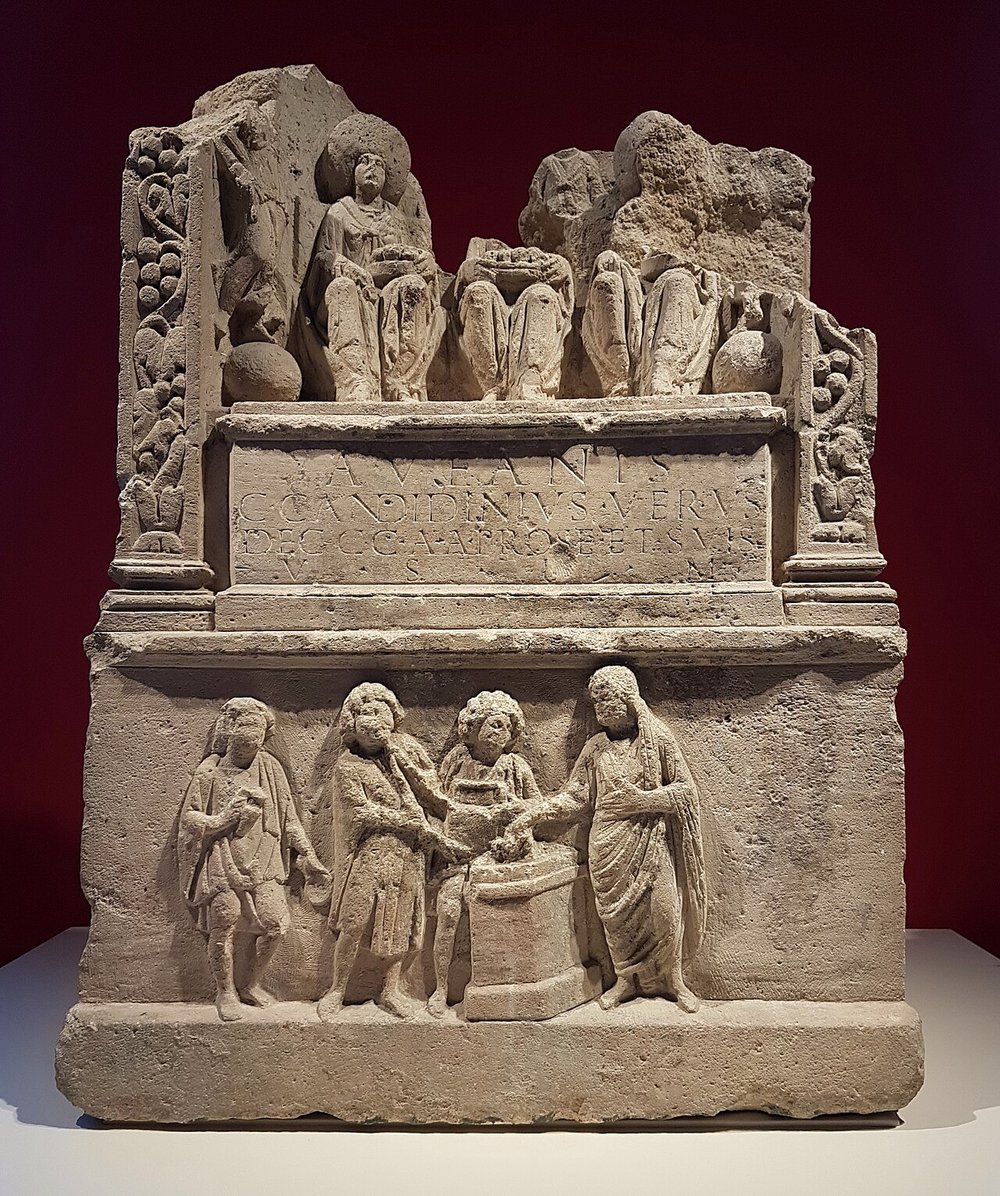 Römerzeitlicher Matronenaltar aus Bonn im Rheinischen Landesmuseum