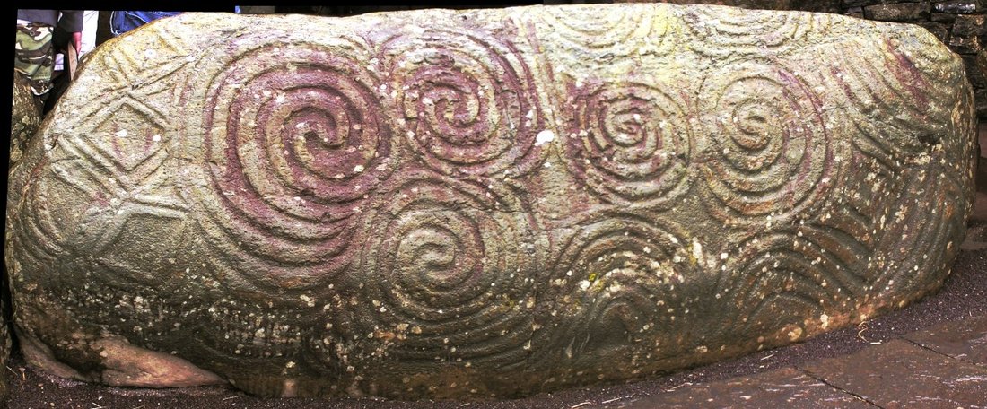 Der reich verzierte Eingangsstein von Newgrange in Irland